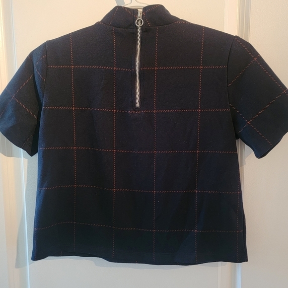 Retro navy and red geo block print tailored mock neck short sleeved crop blouse - Picture 4 of 6